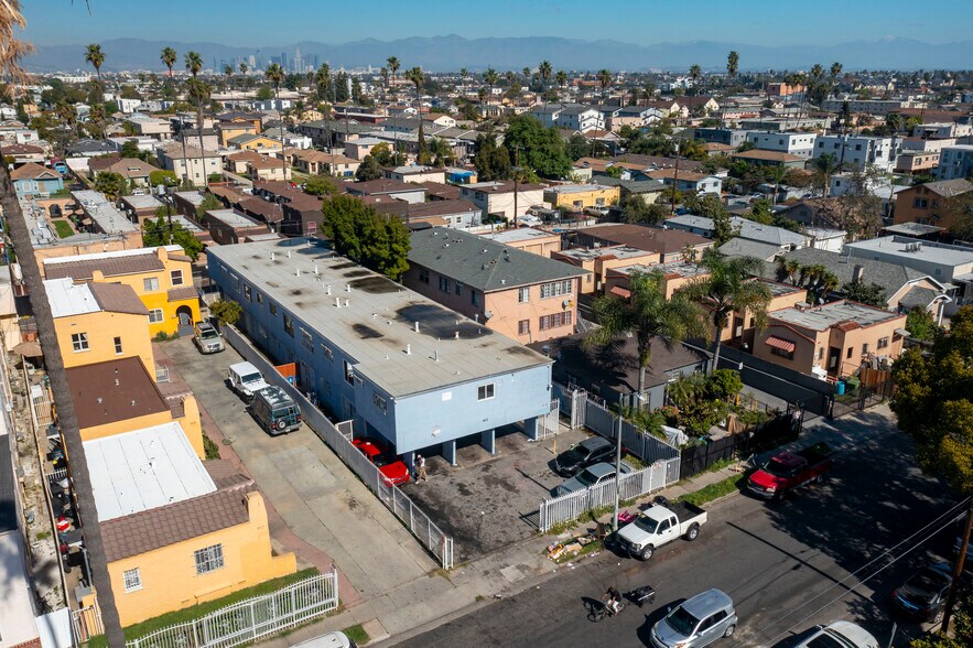 More Photos Of 921 W 82nd St, Los Angeles Apartments For Sale