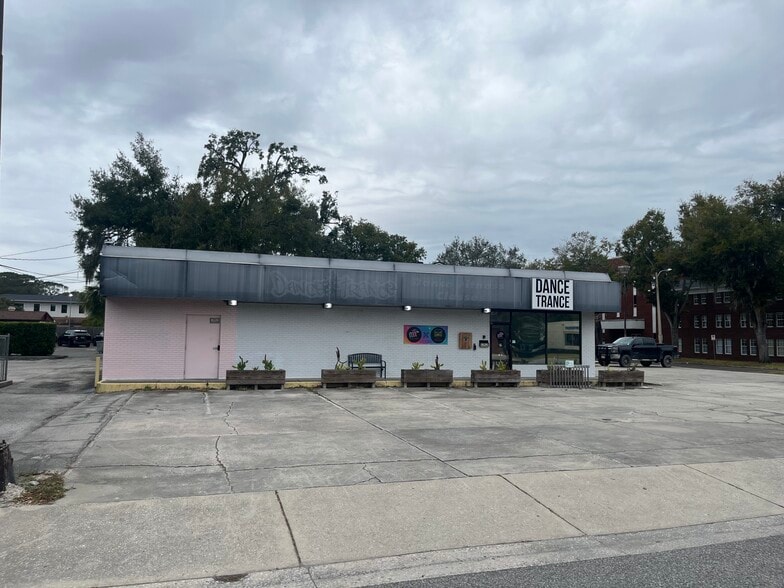 More Photos Of 1828 Edgewater Dr, Orlando Freestanding For Sale