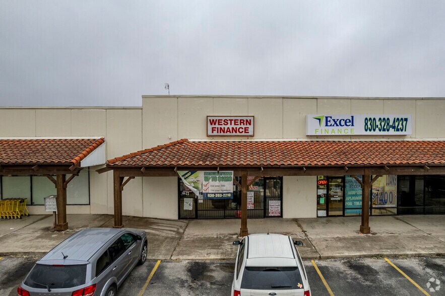 More Photos Of 540 10th St, Floresville Storefront For Lease