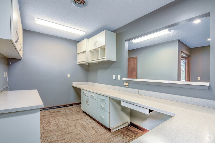 More Photos Of 200-202 S Cherry St, Wittenberg Medical For Sale