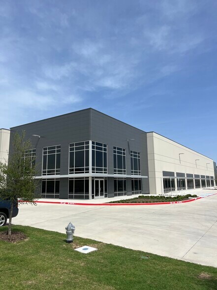 More Photos Of 5757 N Beach St, Fort Worth Industrial For Lease