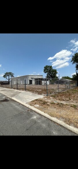 More Photos Of 1604 Olive St, Lakeland Industrial For Sale