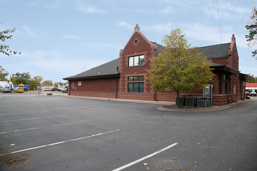 More Photos Of 700 E Main St, Anoka Freestanding For Lease