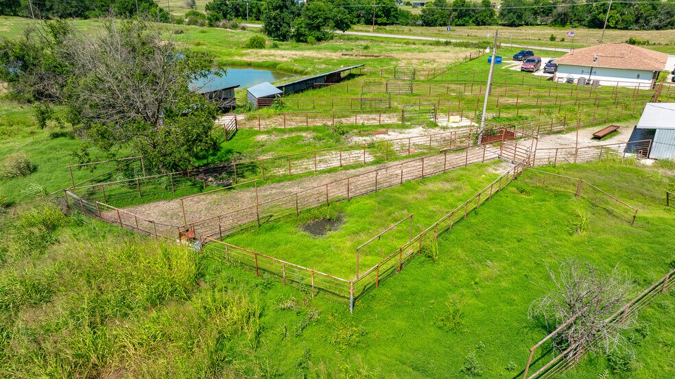 More Photos Of 1853 S Broadway St, Coalgate Flex For Sale