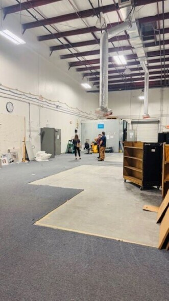 More Photos Of 6881 Kingspointe Pky, Orlando Flex For Lease