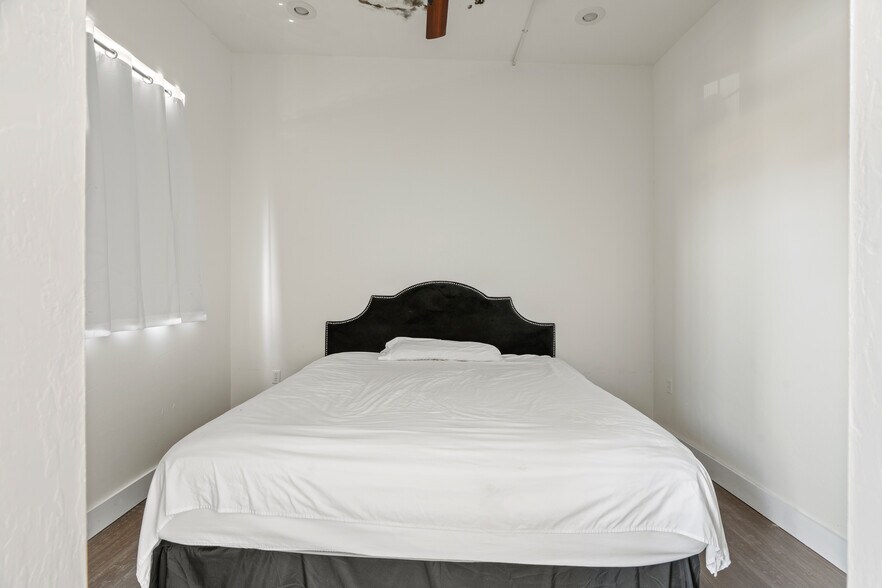 More Photos Of 606 Frisco Ave, Clinton Storefront Retail Office For Sale