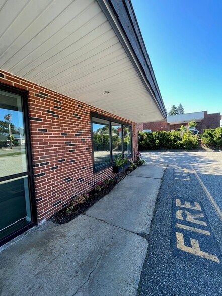 More Photos Of 565-585 Chickering Rd, North Andover Storefront For Sale