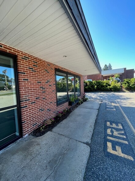 More Photos Of 565 Chickering Rd, North Andover Storefront For Sale
