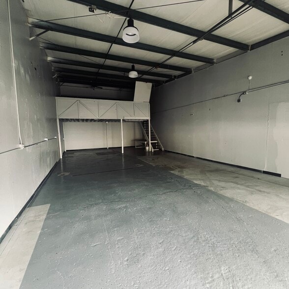 More Photos Of 1705 Cattlemen Rd, Sarasota Warehouse For Lease