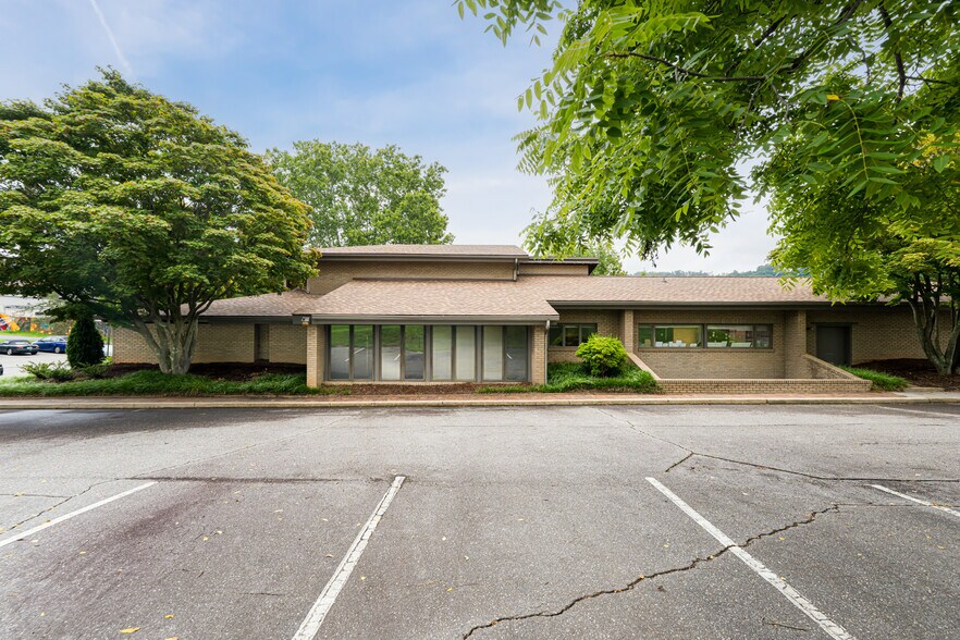 More Photos Of 90 Asheland Ave, Asheville Medical For Sale