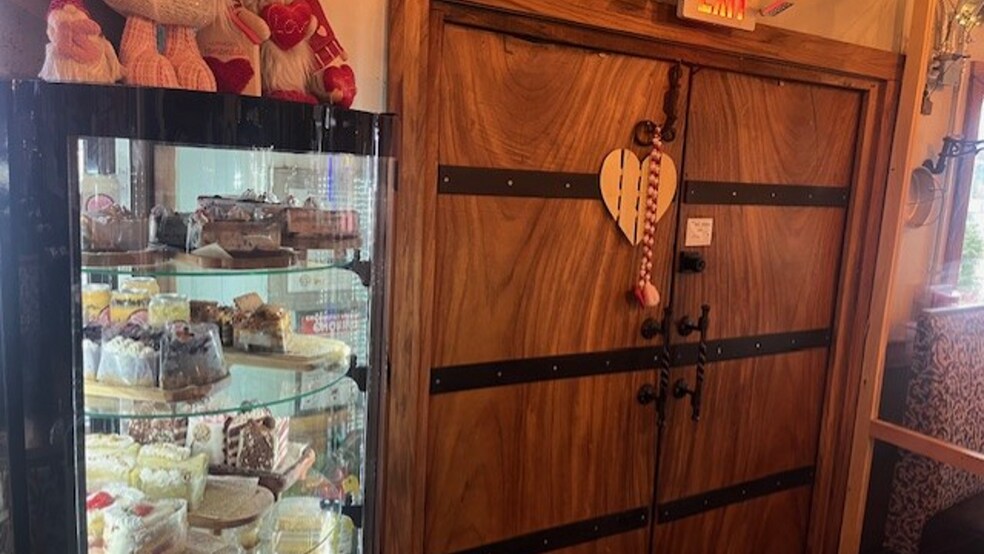 More Photos Of 216 Woodside Ave, Newton Restaurant For Sale