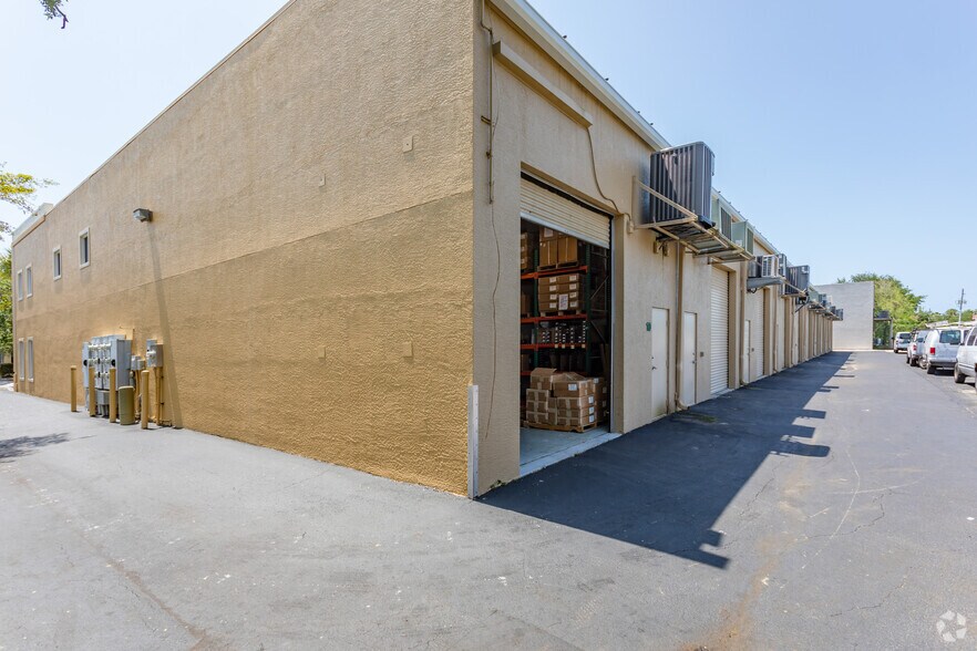 More Photos Of 1035 Collier Center Way, Naples Warehouse For Lease