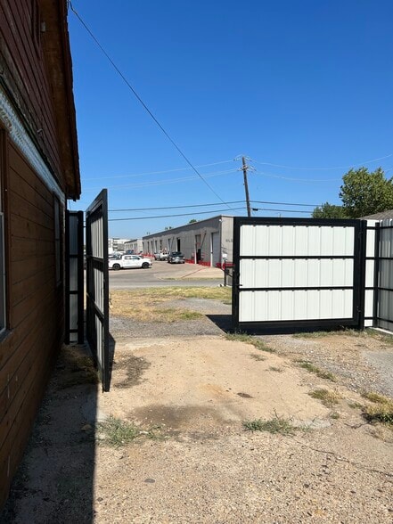 More Photos Of 11462 Newkirk St, Dallas Office For Sale