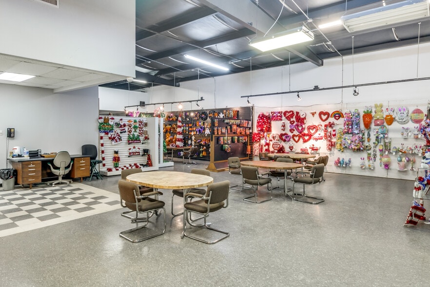 More Photos Of 4906 Don Dr, Dallas Flex For Sale