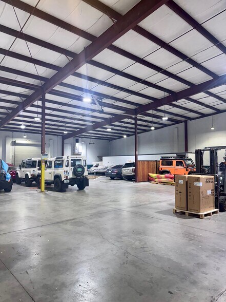 More Photos Of 1989 Trade Center Way, Naples Warehouse For Lease