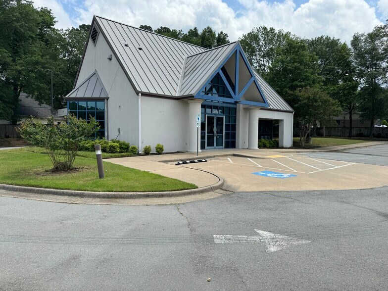 Primary Photo Of 14519 Cantrell Rd, Little Rock Bank For Lease