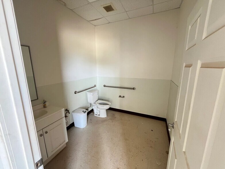 More Photos Of 714 Main St, Buffalo Gap Warehouse For Lease