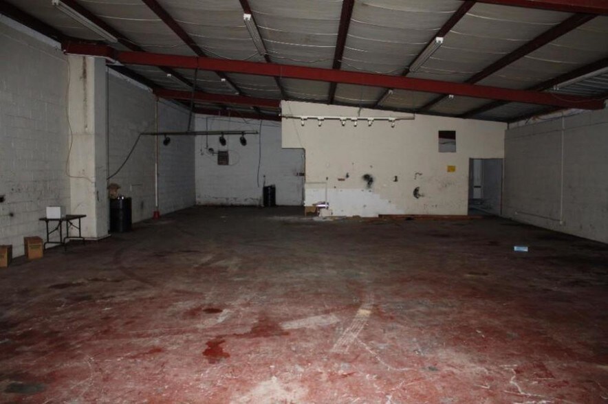 More Photos Of 208 N Main St, Fitzgerald Warehouse For Lease