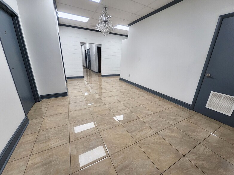 More Photos Of 2301 Devine St, Columbia General Retail For Lease