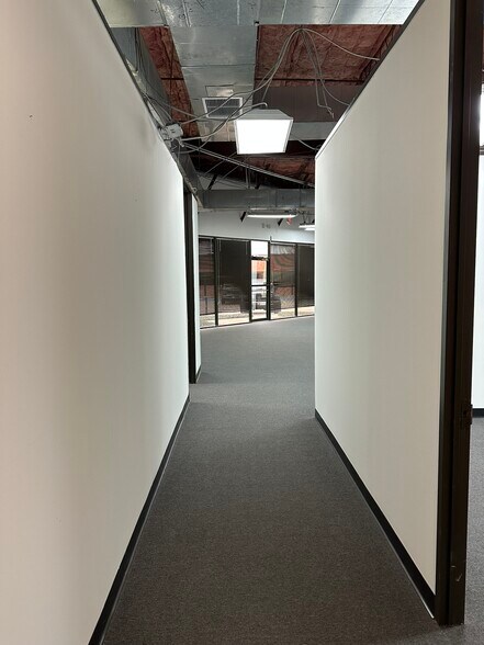 More Photos Of 10595 Westoffice Dr, Houston Light Distribution For Lease