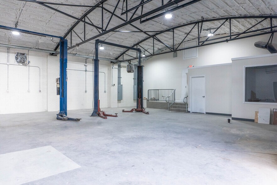 More Photos Of 122 Atando Ave, Charlotte Service For Lease