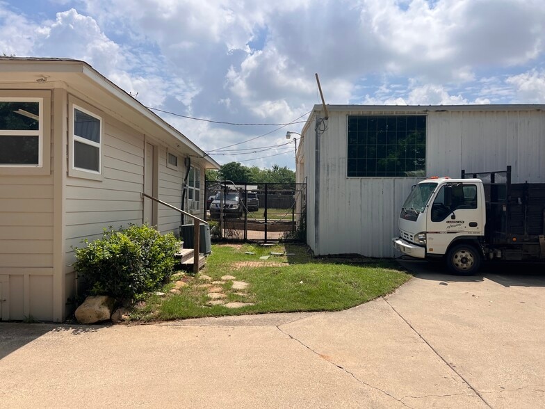 More Photos Of 1608 Tantor Rd, Dallas Distribution For Sale