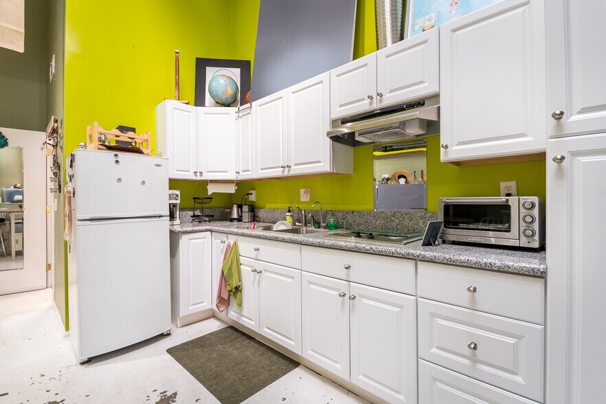 More Photos Of 2720 N Ontario St, Burbank Warehouse For Sale