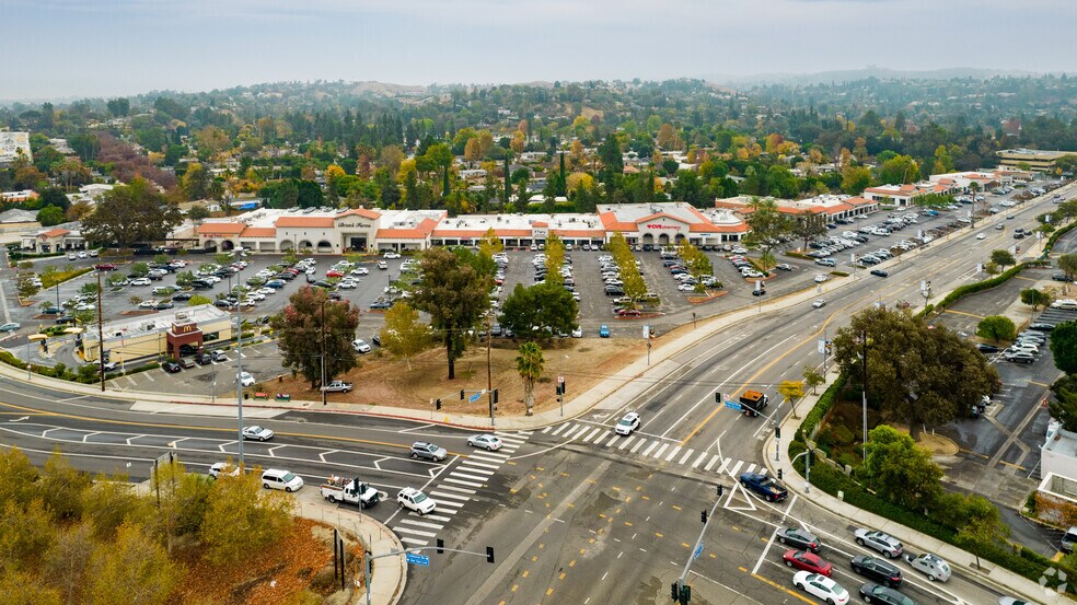 More Photos Of 23331-23391 Mulholland Dr, Woodland Hills General Retail For Lease