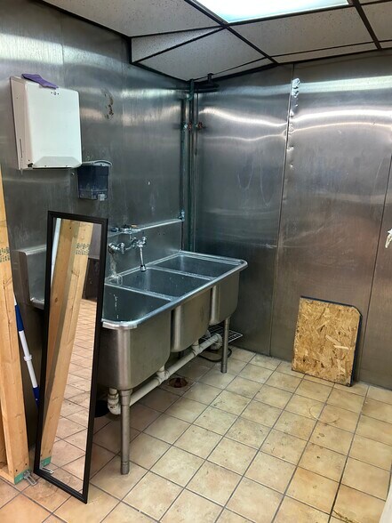 More Photos Of 418 3rd Ave, Ford City Light Distribution For Lease