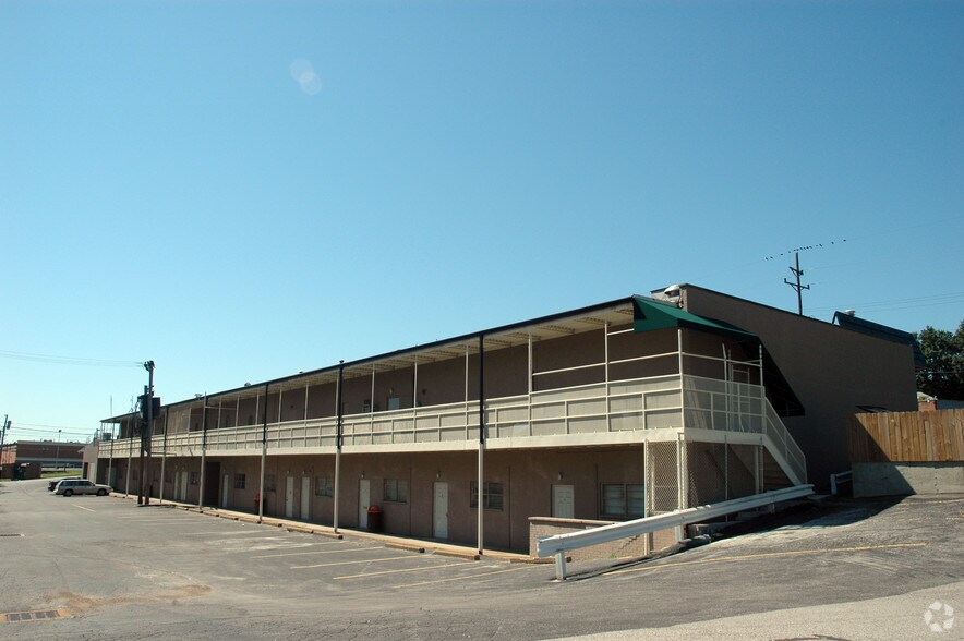 More Photos Of 2128-2146 Woodson Rd, Overland Freestanding For Sale