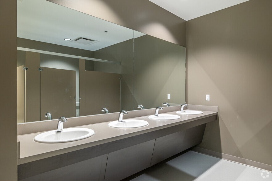 More Photos Of 542 SE Loop 410, San Antonio Warehouse For Lease