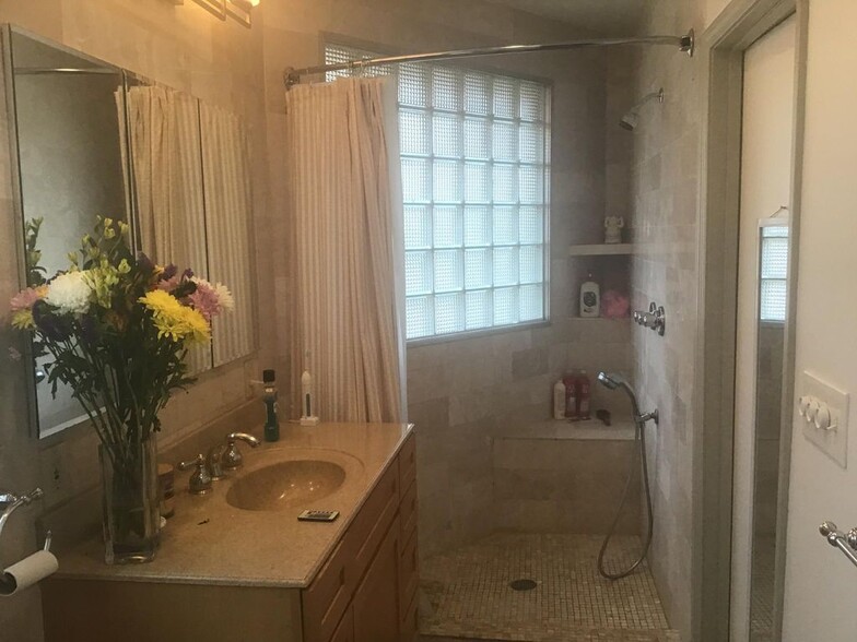 More Photos Of 1344 Boyd Ave NW, Atlanta Showroom For Lease