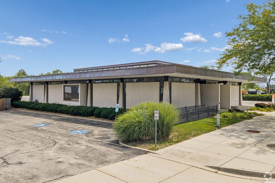 More Photos Of 469 N Seymour Ave, Mundelein Bank For Sale
