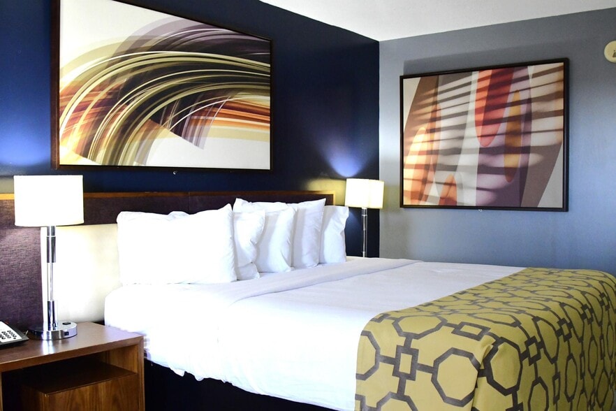 More Photos Of 2075 Highway 192 W, London Hotel For Sale