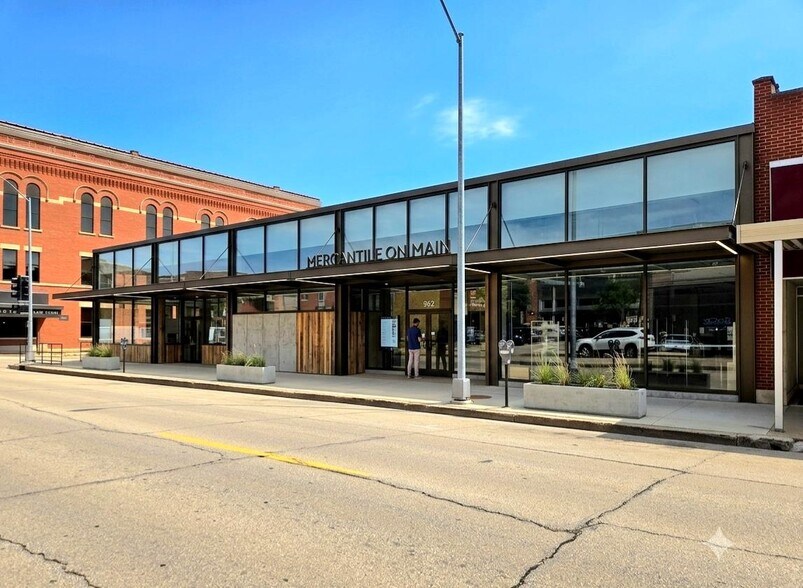 More Photos Of 962-980 Main St, Dubuque Storefront Retail Office For Lease