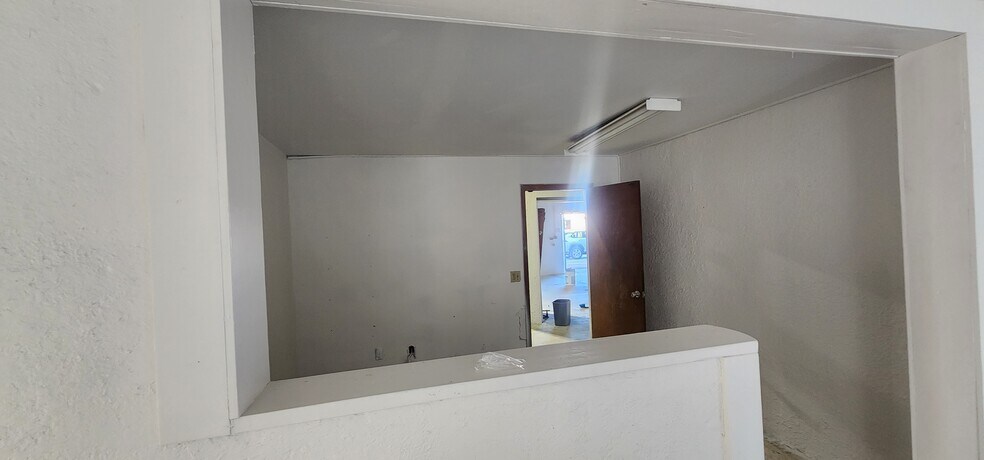 More Photos Of 284 S Center St, Pierson Auto Repair For Lease