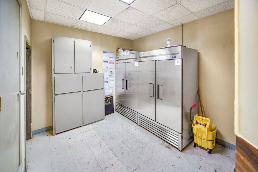 More Photos Of 111 E Dempsey St, Bryson General Retail For Lease