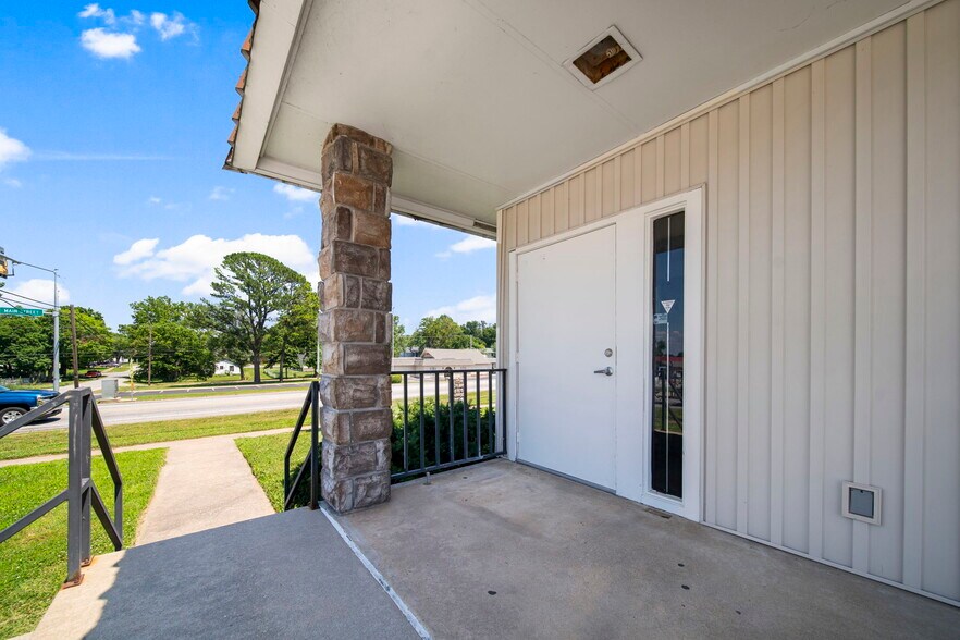 More Photos Of 700 S Main St, Grove Medical For Sale