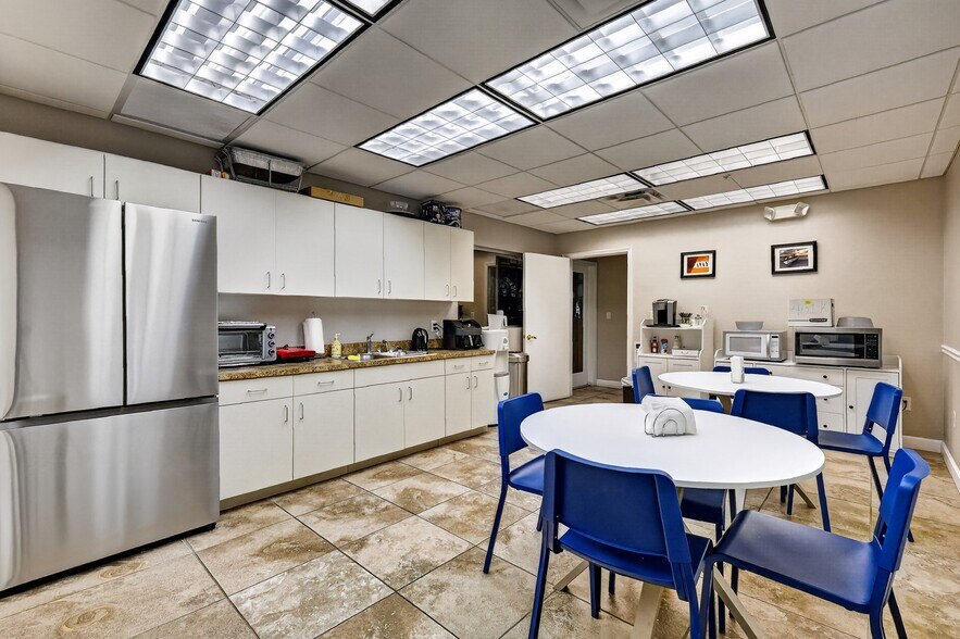More Photos Of 2721 Pemberton Dr, Apopka Warehouse For Lease