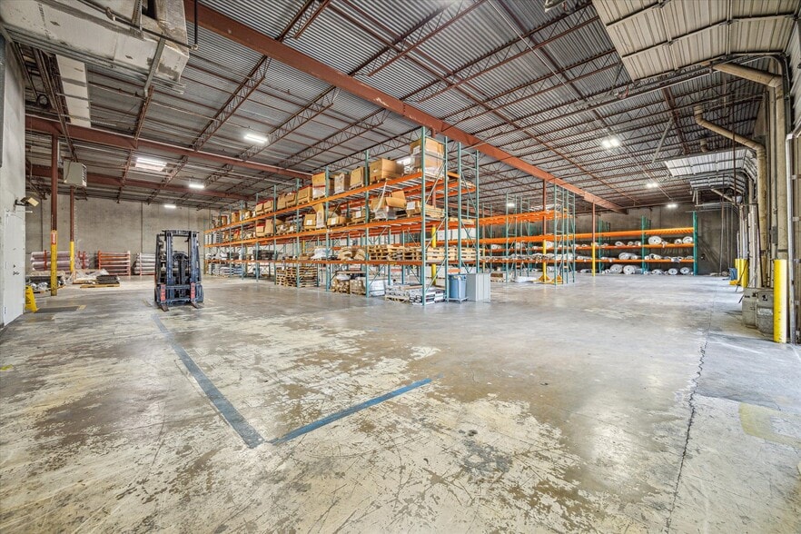More Photos Of 447 W 38th St, Houston Distribution For Lease