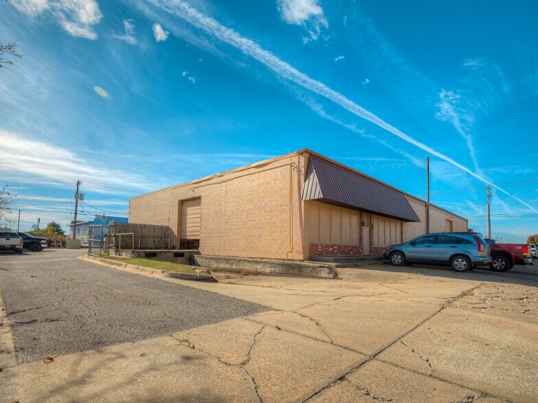 More Photos Of 3730-3732 N MacArthur Blvd, Warr Acres Showroom For Sale