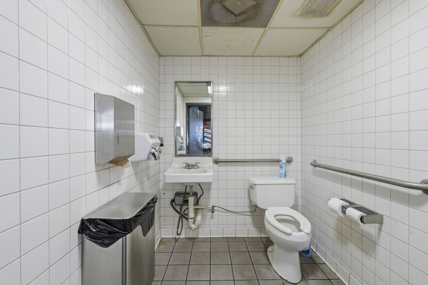 More Photos Of 101 S Friendswood Dr, Friendswood General Retail For Sale