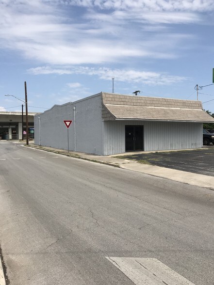 More Photos Of 819 S Laredo St, San Antonio Warehouse For Lease