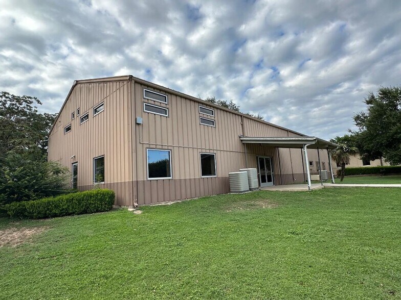 More Photos Of 400 Uhland Rd, San Marcos Unknown For Lease