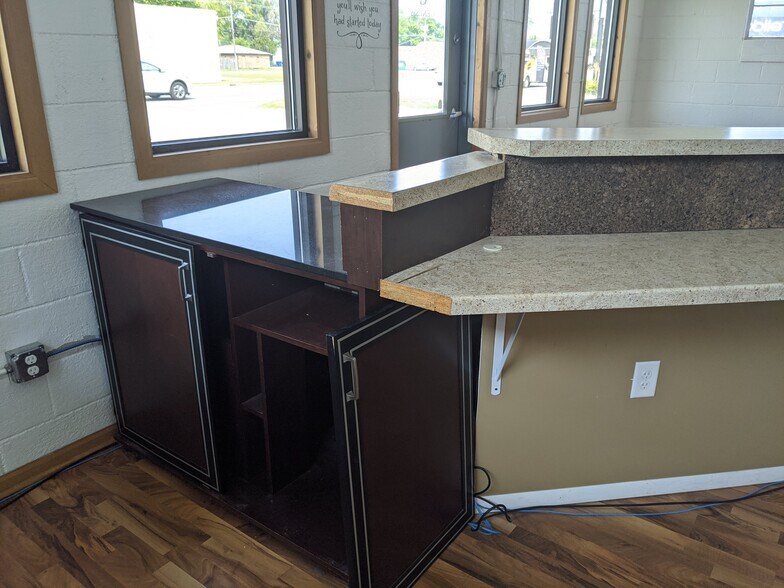 More Photos Of 250 S Kinzie Ave, Bradley Flex For Sale