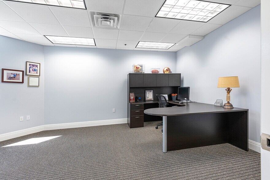 More Photos Of 1200 S Rogers Cir, Boca Raton Warehouse For Lease