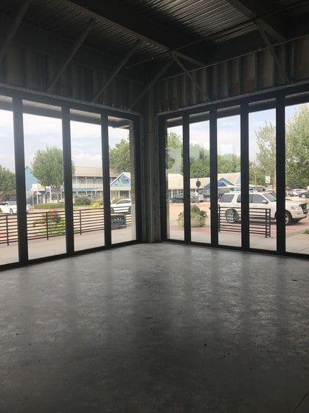 More Photos Of 409 N Oak St, Roanoke Storefront Retail Office For Lease