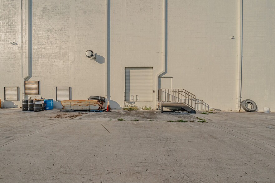 More Photos Of 6001 Powerline Rd, Fort Lauderdale Showroom For Lease