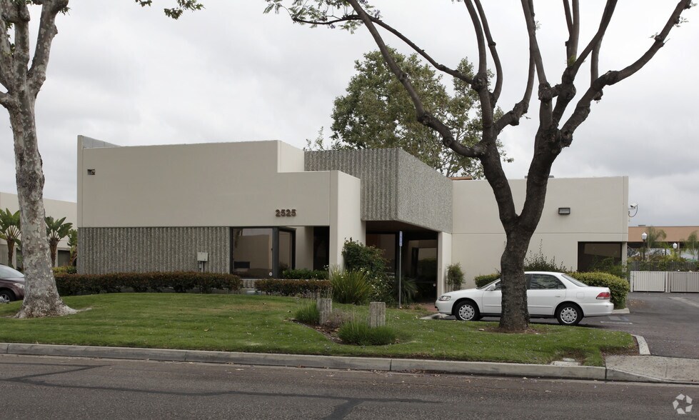 More Photos Of 2525 W Woodland Dr, Anaheim Office For Lease