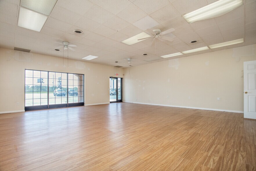 More Photos Of 4223 N Saint Peters Pky, Saint Peters General Retail For Lease